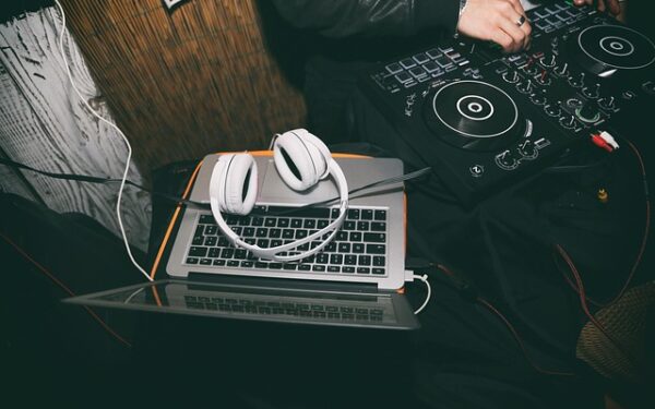 Stratégies gagnantes aux courses : comment décoder les cotes et maximiser vos gains PMU